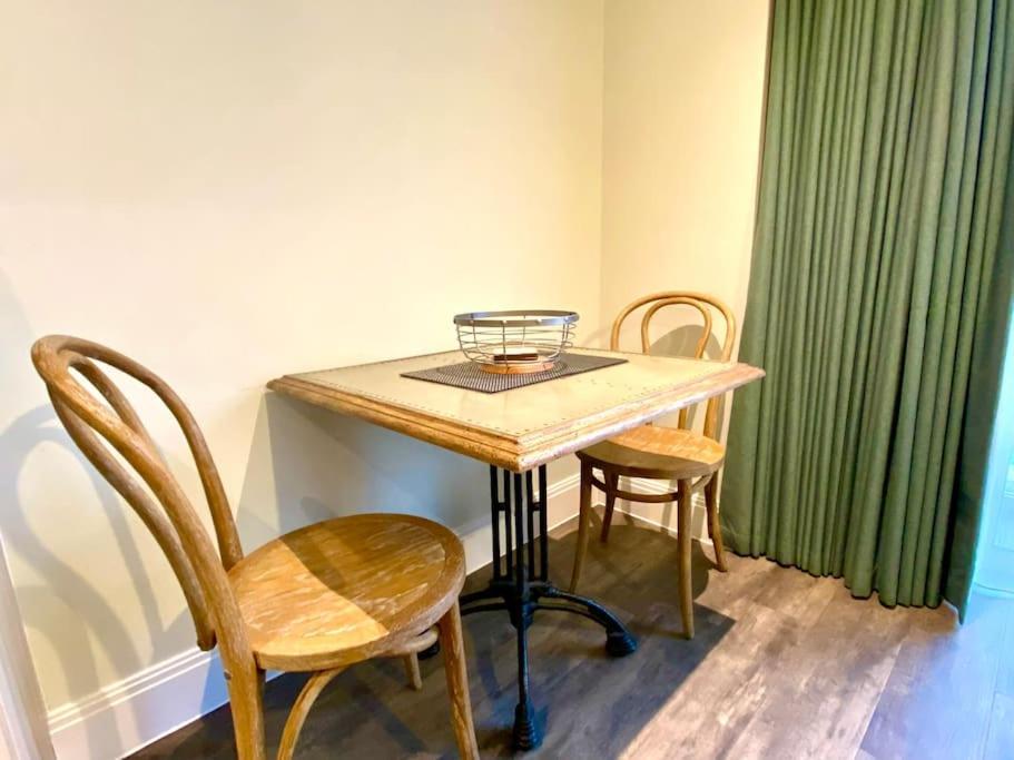 Apartamento Stylish - 1 Minute Walk To Quay - Great Location - Free Parking - Fast Wifi - Smart Tv - Newly Decorated - Sleeps Up To 2! Close To & Bournemouth & Sandbanks *