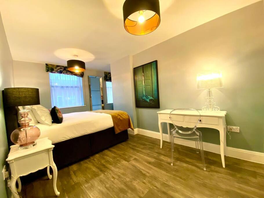 Stylish - 1 Minute Walk To Quay - Great Location - Free Parking - Fast Wifi - Smart Tv - Newly Decorated - Sleeps Up To 2! Close To & Bournemouth & Sandbanks Poole