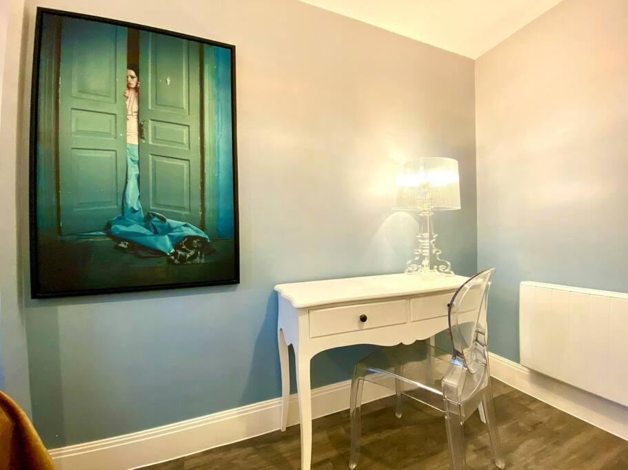Stylish - 1 Minute Walk To Quay - Great Location - Free Parking - Fast Wifi - Smart Tv - Newly Decorated - Sleeps Up To 2! Close To & Bournemouth & Sandbanks