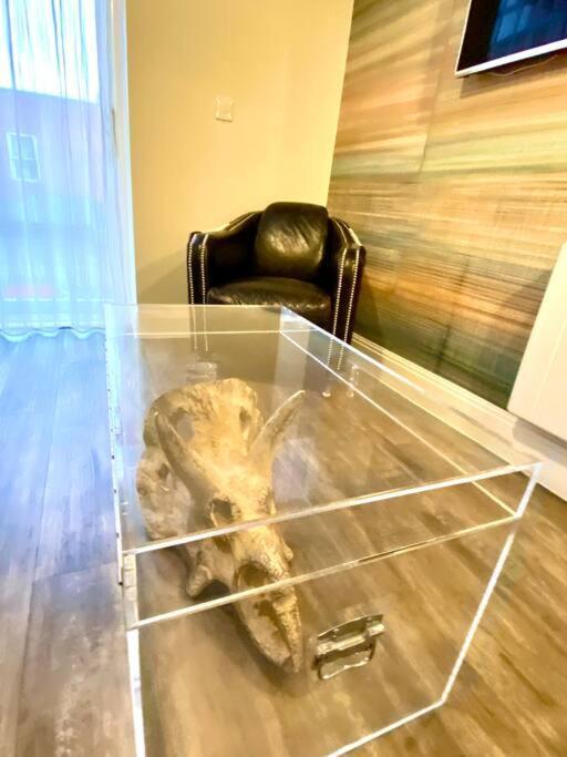 Stylish - 1 Minute Walk To Quay - Great Location - Free Parking - Fast Wifi - Smart Tv - Newly Decorated - Sleeps Up To 2! Close To & Bournemouth & Sandbanks *
