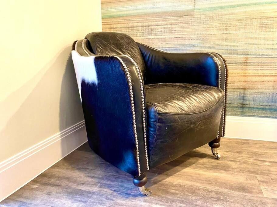 Stylish - 1 Minute Walk To Quay - Great Location - Free Parking - Fast Wifi - Smart Tv - Newly Decorated - Sleeps Up To 2! Close To & Bournemouth & Sandbanks Poole
