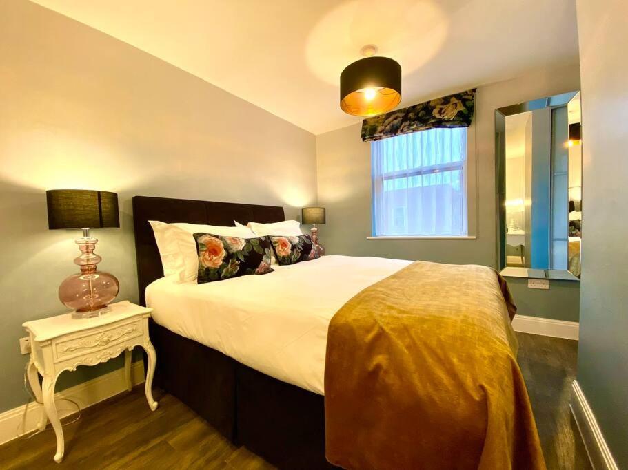 Stylish - 1 Minute Walk To Quay - Great Location - Free Parking - Fast Wifi - Smart Tv - Newly Decorated - Sleeps Up To 2! Close To & Bournemouth & Sandbanks