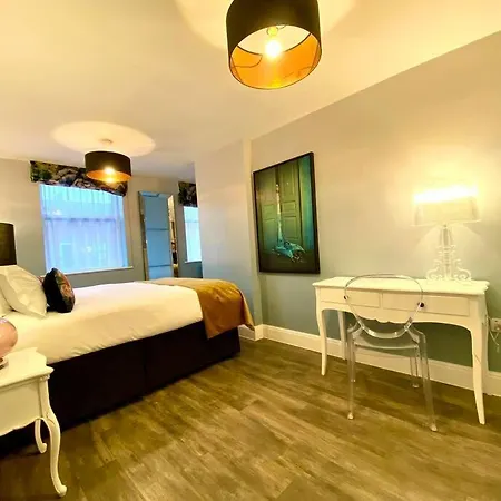 Quayside Retreat: Stylish Apartment Near Poole Quay Exterior photo
