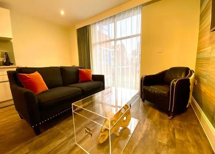 Stylish Apartment - 1 Minute Walk To Poole Quay - Great Location - Free Parking - Fast Wifi - Smart Tv - Newly Decorated - Sleeps Up To 2! Close To Poole & Bournemouth & Sandbanks