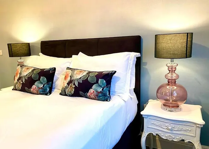 Stylish Apartment - 1 Minute Walk To Poole Quay - Great Location - Free Parking - Fast Wifi - Smart Tv - Newly Decorated - Sleeps Up To 2! Close To Poole & Bournemouth & Sandbanks