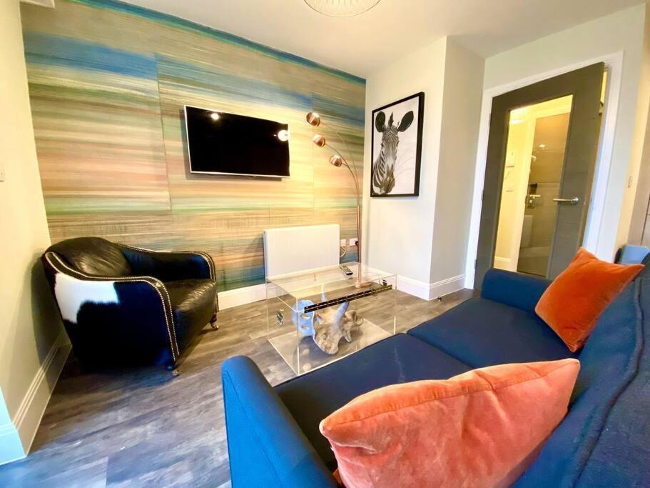 Quayside Retreat: Stylish Near Quay *